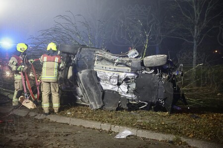 Einsatzkräfte am verunfallten Pkw