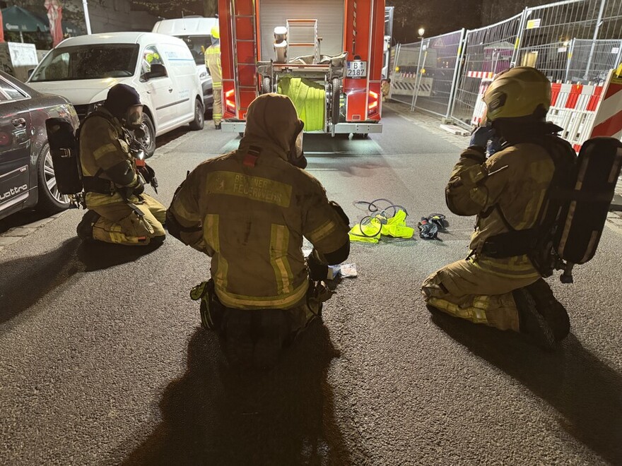 Einsatzkräfte der Lehrfeuerwache bei der kontaminationsgerechten Ablage der Einsatzkleidung Einsatzkräfte der Lehrfeuerwache bei der kontaminationsgerechten Ablage der Einsatzkleidung