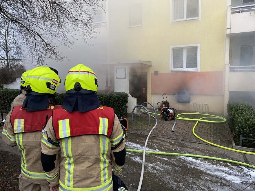 Staffelführer sprechen sich vor dem Brandobjekt ab