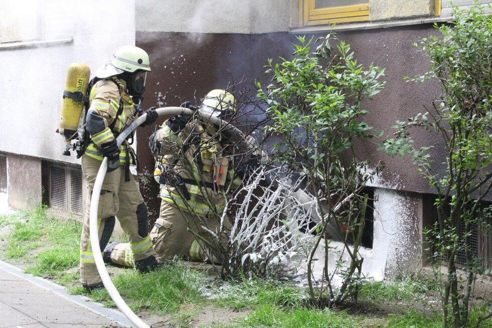 Trupp bei Löscharbeiten mit CAFS