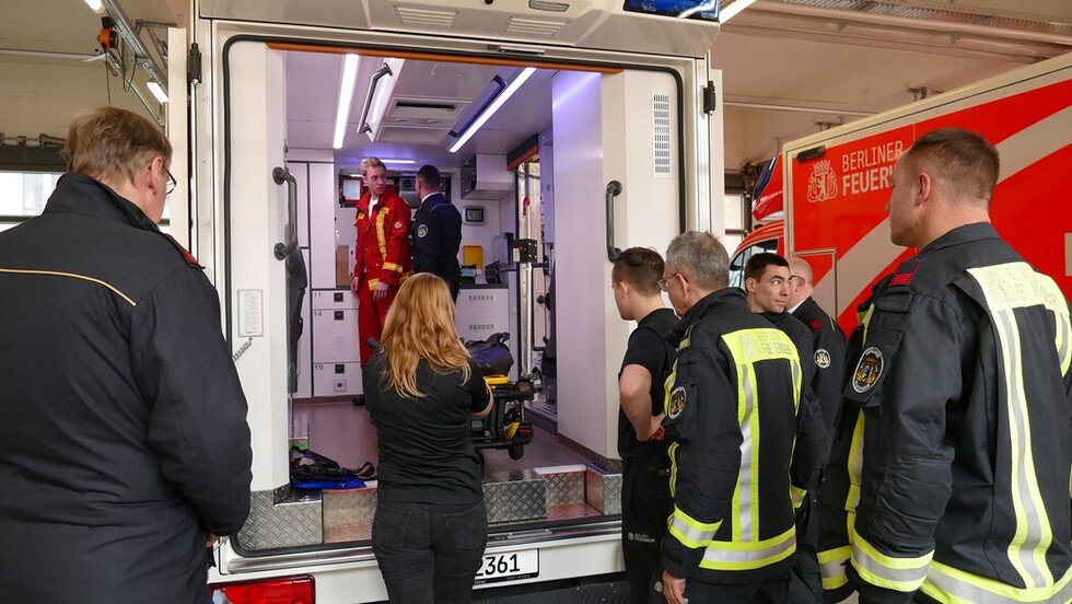 Einweisung der Einsatzkräfte am neuen Rettungswagen