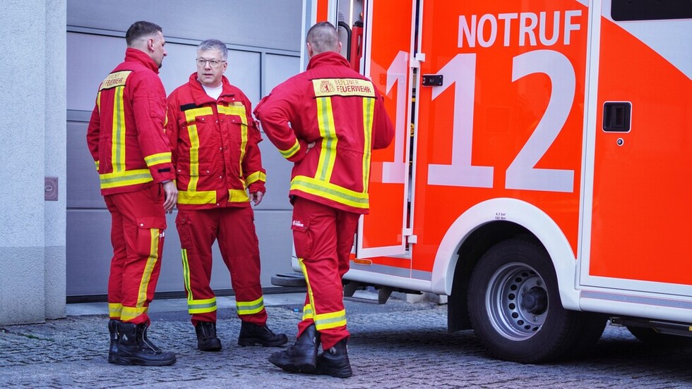 LBD Dr. Homrighausen im Gespräch mit den Einsatzkräften auf der Feuerwache Suarez.