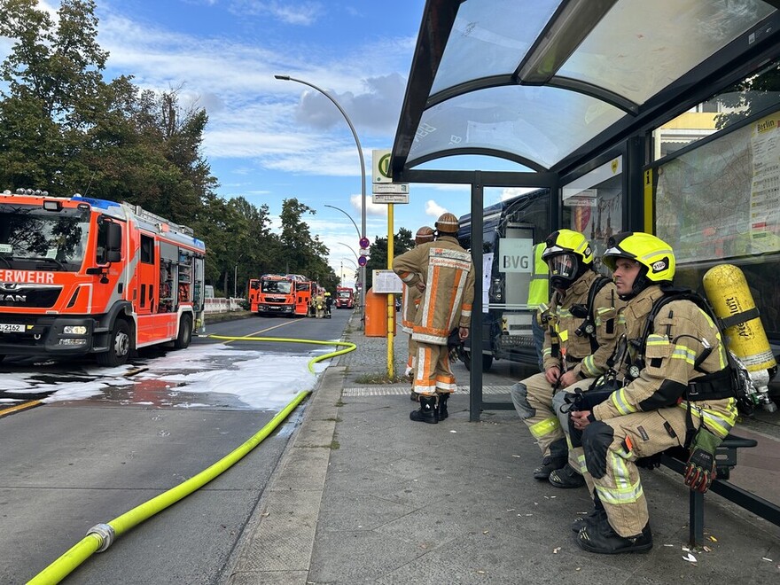 Trupp unter PA zum Brandschutz in Bereitschaft