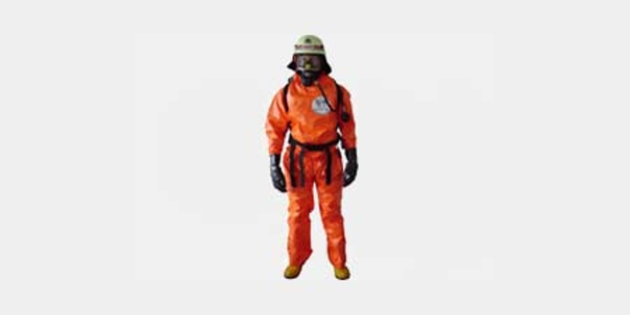 Einsatzkraft mit Feuerwehrhelm und Chemiekalienschutzanzug