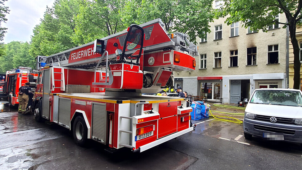 DLK vor der Einsatzstelle.