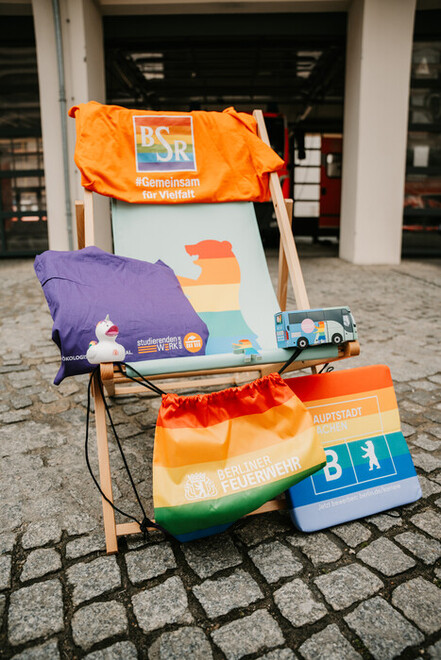 Utensilien der beteiligten Partner in Regenbogenfarben