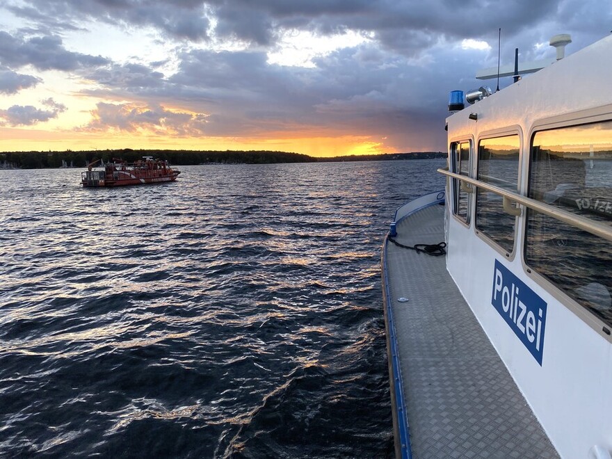 Schleppvorgang vom Polizeiboot der Wasserschutzpolizei aus