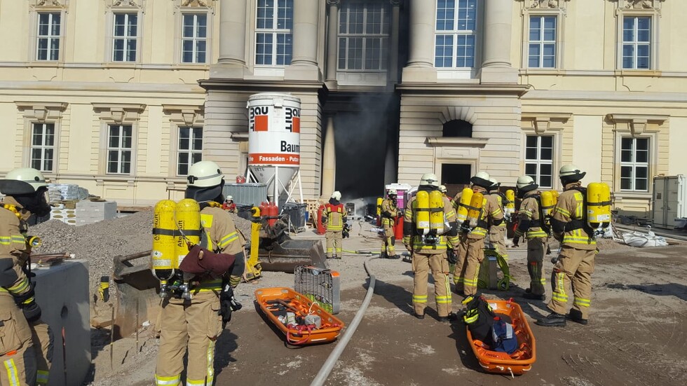 Feuerwehrleute vor der Einsatzstelle