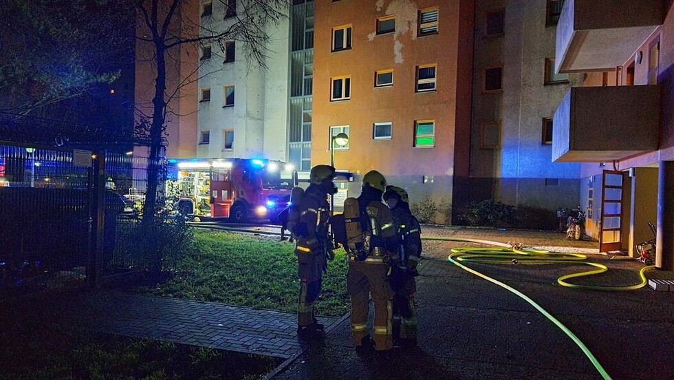 Einweisung eines Angriffstrupps in die Einsatzstelle