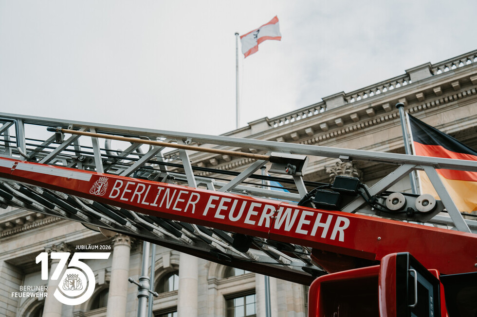 Drehleiter (DLK) der Berliner Feuerwehr vor dem Berliner Abgeordnetenhaus