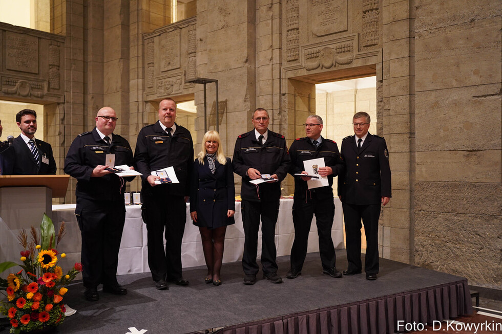 Innensenatorin Iris Spranger und LBD Karsten Homrighausen mit ausgezeichneten Angehörigen der Freiwilligen Feuerwehren.