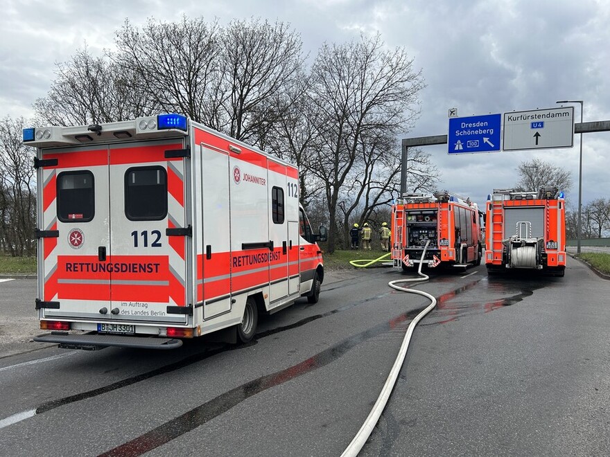 Einsatzfahrzeuge auf der Halenseestraße