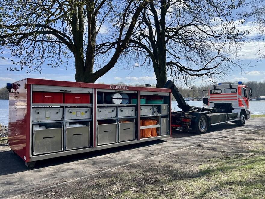 Abrollbehälter Ölsperre an der Rummelsburger Bucht