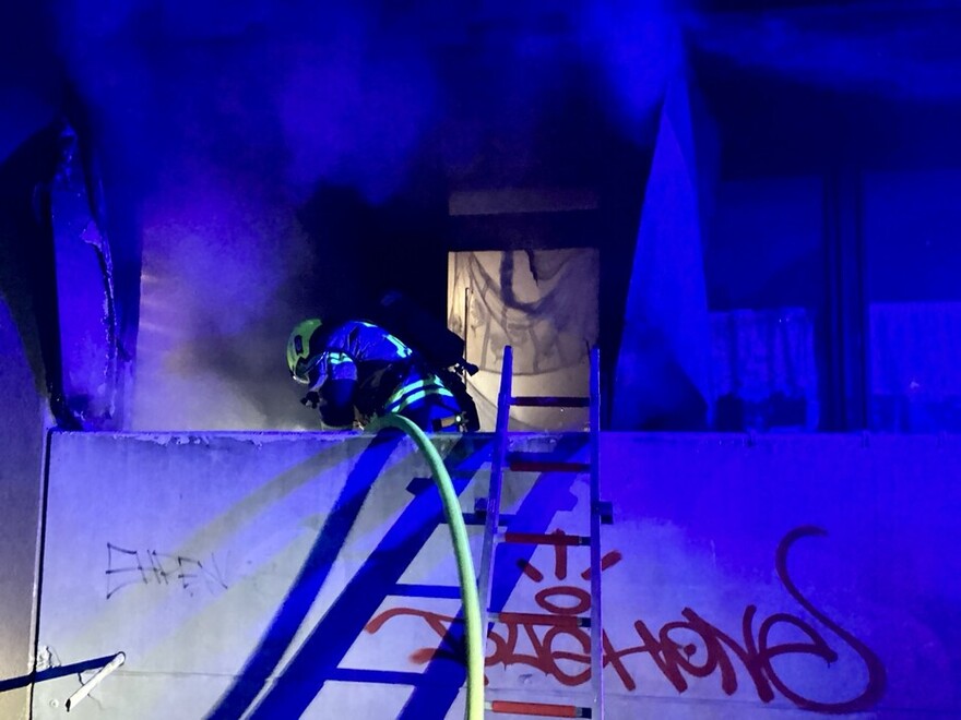 Einsatzkraft unter Atemschutz bei der Brandbekämpfung