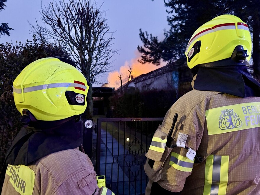 Kräfte der Freiwilligen Feuerwehr vor dem Grundstück