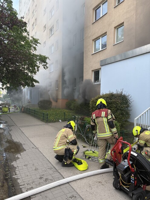 Einsatzkräfte vor dem Gebäude