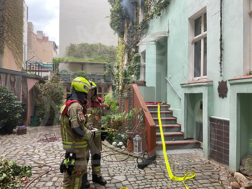 Einsatzkräfte vor dem Brandobjekt