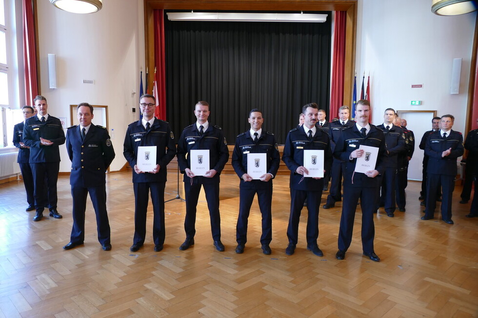 Foto der Beförderten zusammen mit dem Ständigen Vertreter des Landesbranddirektors (kommissarisch) Herrn Per Kleist