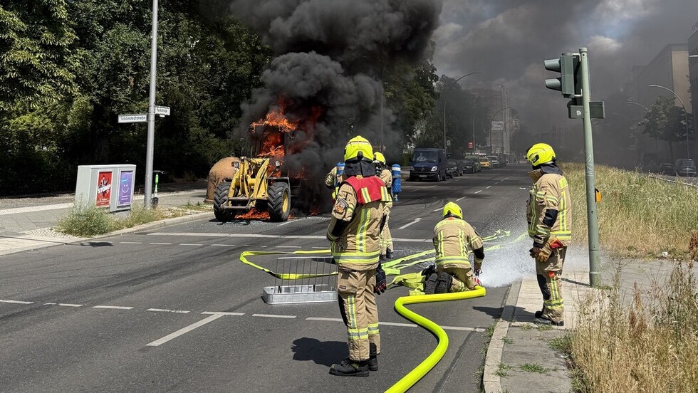 Einsatzkräfte bereiten einen Löschangriff vor.