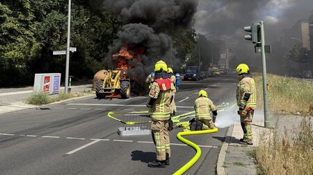 Einsatzkräfte bereiten einen Löschangriff vor.