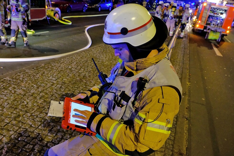 Einsatzleiter bei der Recherche.