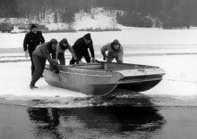 Feuerwehrleute mit Boot auf Eisfläche