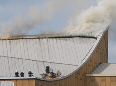 Feuerwehrleute auf dem Dach der Philharmonie