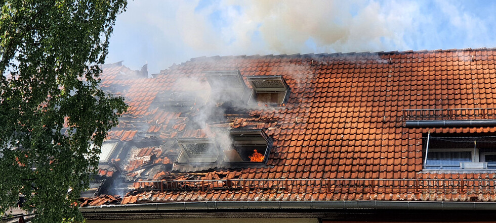Flammen und Rauch aus dem ausgebauten Dachstuhl.
