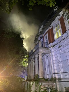 Rauch aus dem Fenster des betroffenen Gebäudes