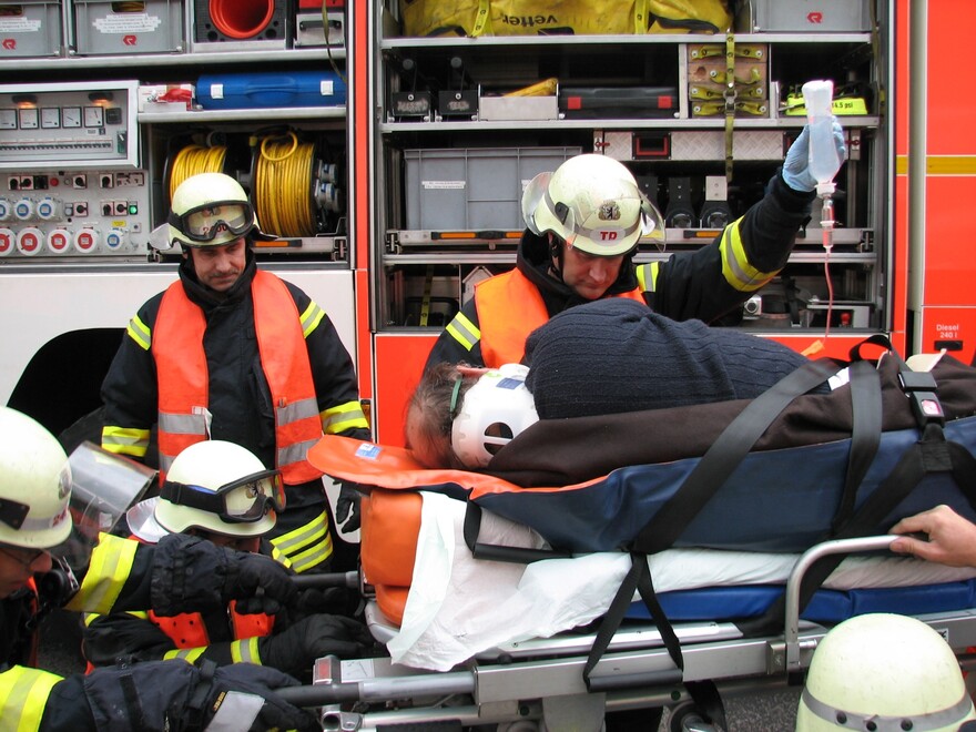 Fahrer wird med. versorgt