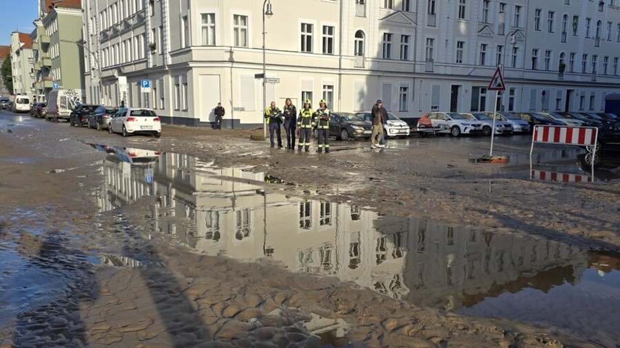Ausgespültes Erdreich und Sand an der Einsatzstelle Wernerwerkdamm Ecke Ohmstraße.