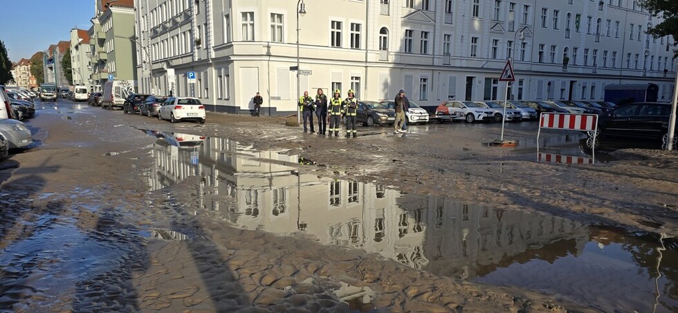 Ausgespültes Erdreich und Sand an der Einsatzstelle Wernerwerkdamm Ecke Ohmstraße.
