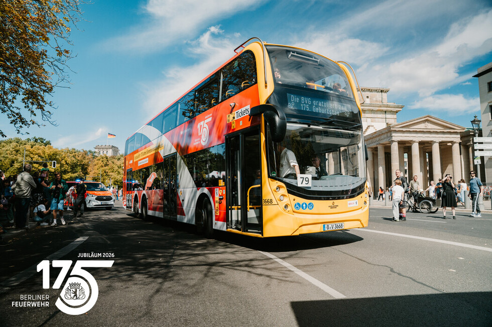 Ein von der BVG gestalteter Jubiläumsbus nimmt als Teil des Fahrzeugkorsos an der Fahrt durch die Berliner Innenstadt teil.
