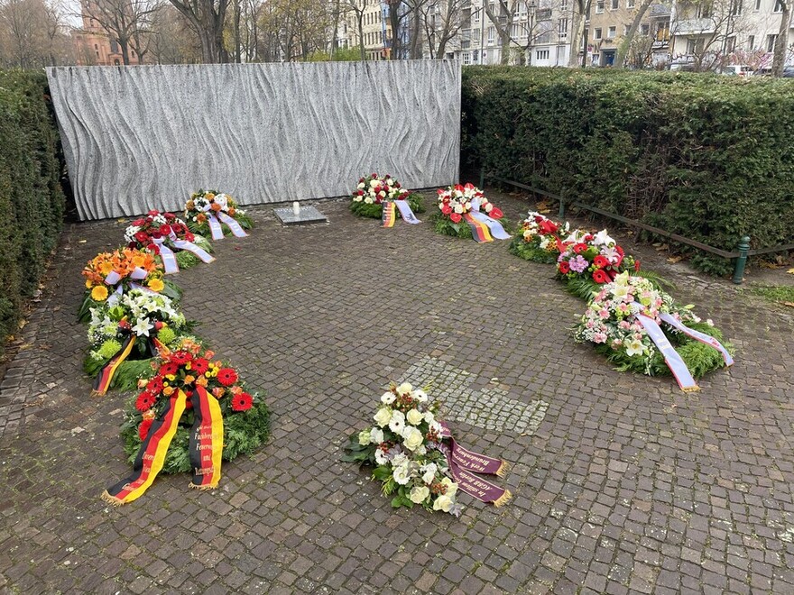 Ehren- und Gedenkkränze am Feuerwehr-Ehrenmal