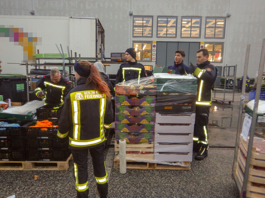 Ehrenamtliche Helferinnnen und Helfer beim Verladen der Lebensmittel.