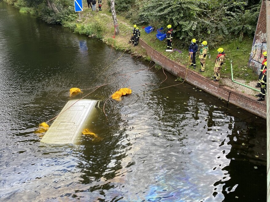 Gesunkener Kleintransporter im Kanal