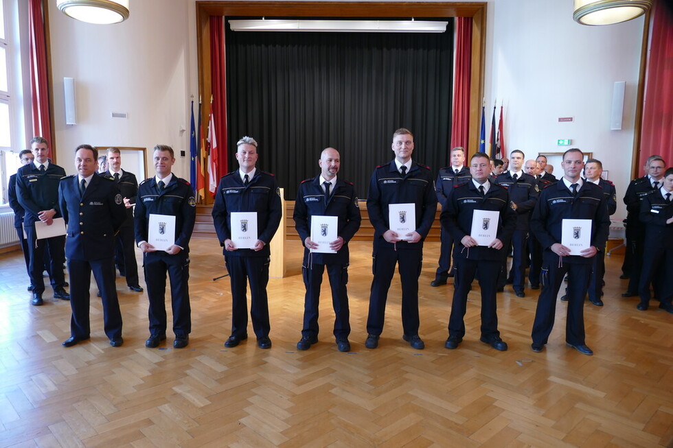 Foto der Beförderten zusammen mit dem Ständigen Vertreter des Landesbranddirektors (kommissarisch) Herrn Per Kleist