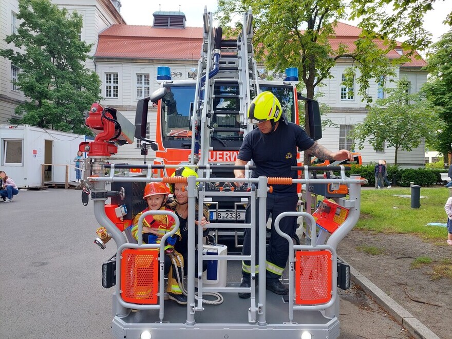 Felix und seine Mutter im Korb der Drehleiter