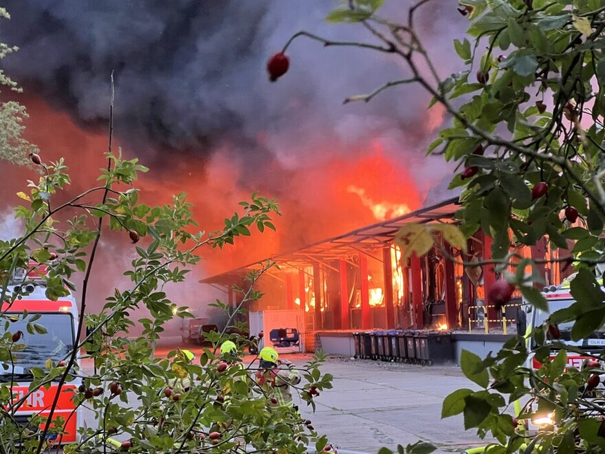 Sicht der ersten Einsatzkräfte auf die brennende Lagerhalle.