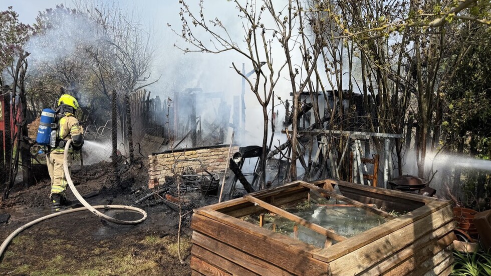 Feuerwehrleute bei Nachlöscharbeiten