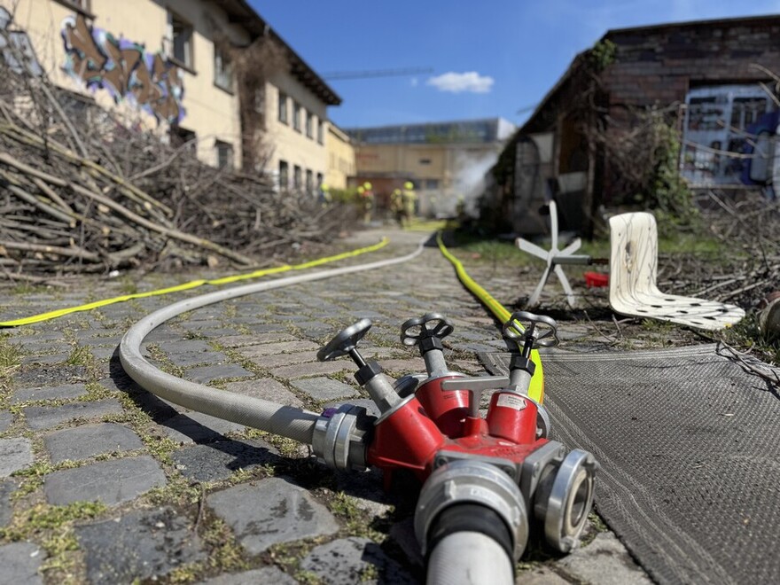 Aufbau der Löschwasserversorgung zum Brandobjekt