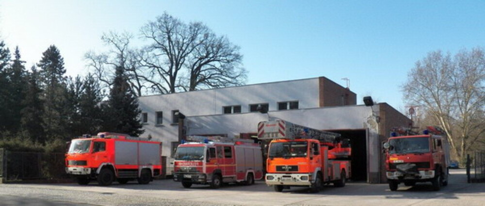 Wachgebäude mit Fahrzeugen