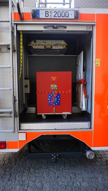 Heckansicht des Feuerwehrinformationsmobils mit verbauten Rauch-Demo-Haus