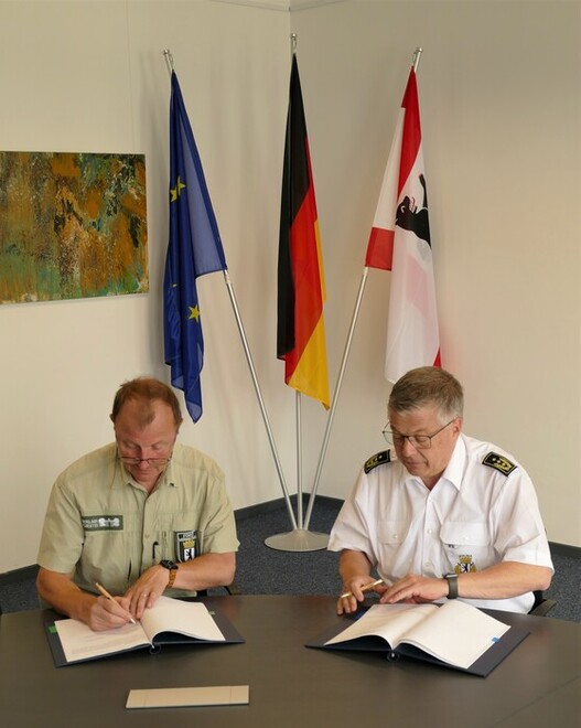 Unterzeichnung der Kooperationsverträge durch Leiter der Berliner Forsten Gunnar Heyne und Landesbranddirektor Dr. Karsten Homrighausen