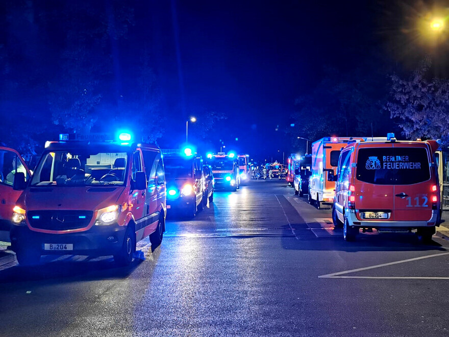 Fahrzeuge an der Einsatzstelle in Staaken.