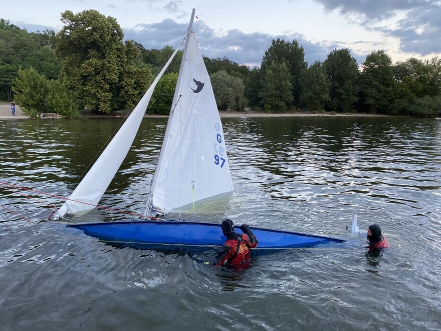 Feuerwehrtaucher am gekenterten Segelboot