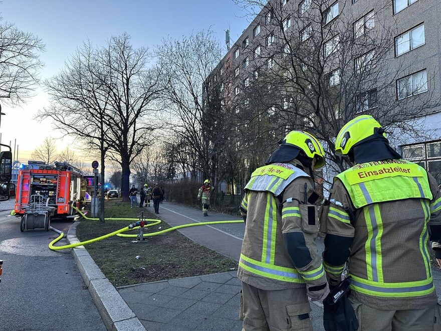 Einsatzleiter und Einsatzabschnittsleiter im Gespräch