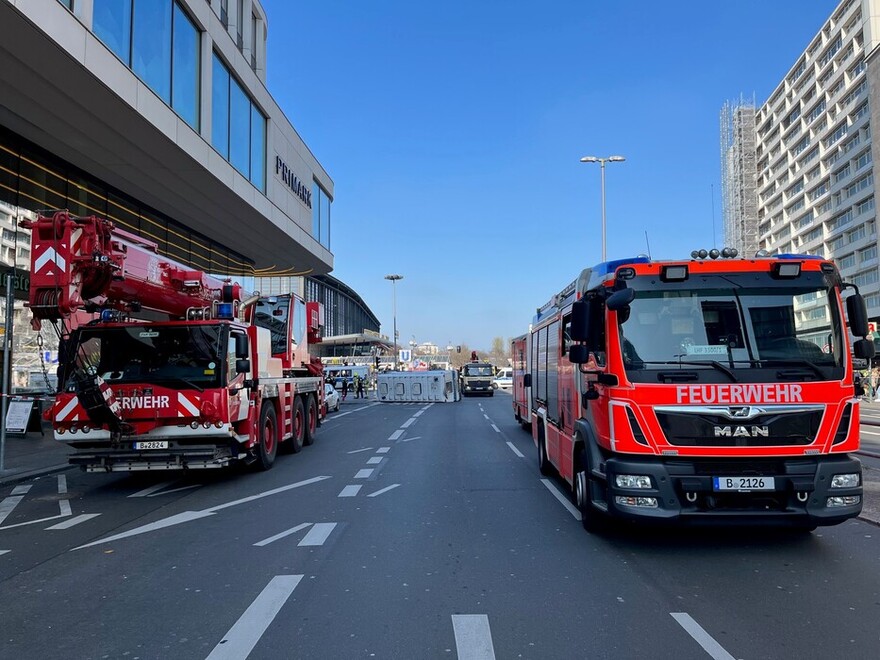 LHF und Feuerwehrkran an der Einsatzstelle