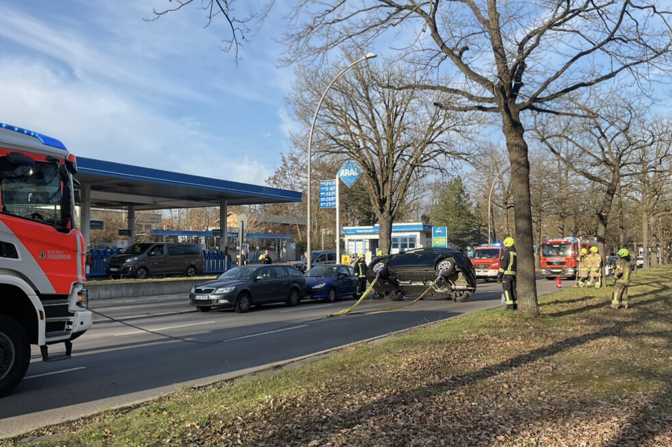 Bergung des Pkw mit Seilwinde des Rüstwagen 3