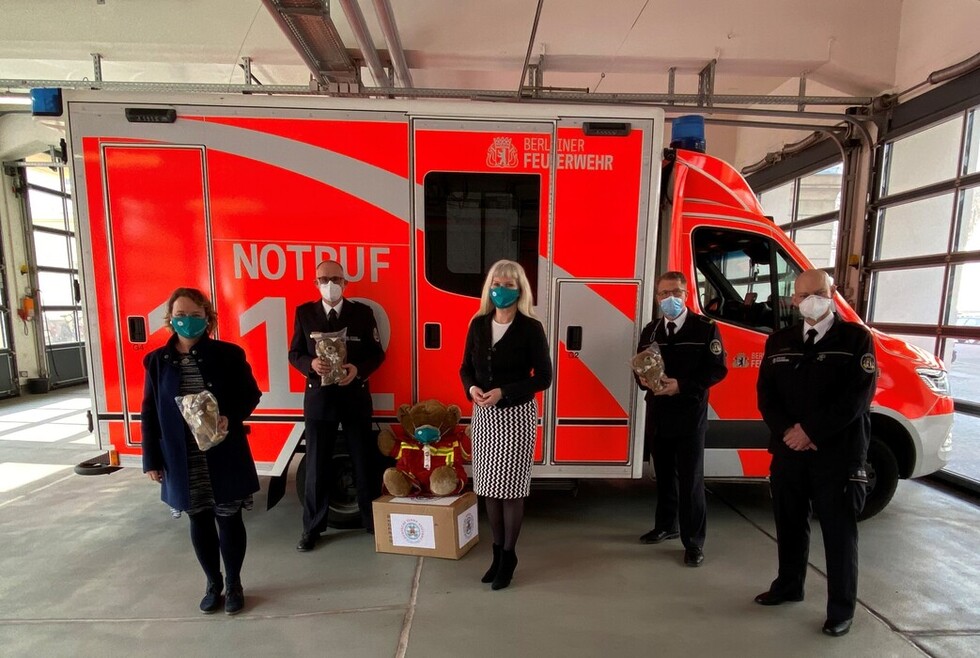 Übergabe der Trostspender an die Berliner Feuerwehr